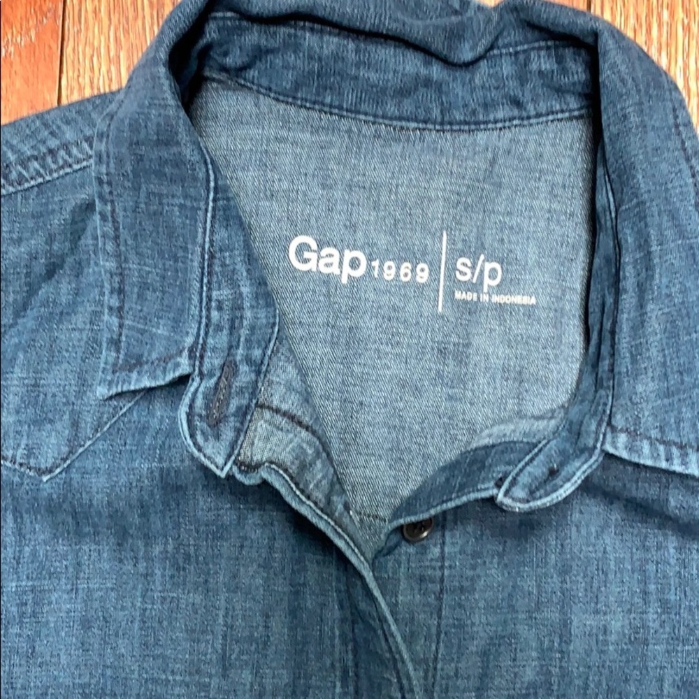 Women’s Gap denim shirt - Picture 2 of 3